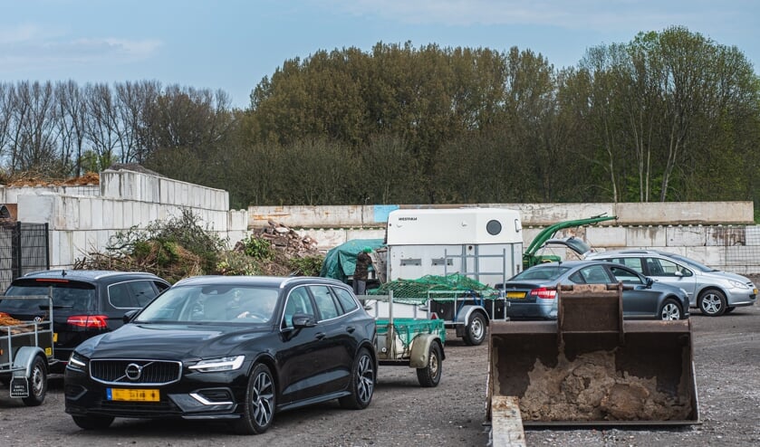 <p>Snoeiafval kon al enige tijd bij Joop Rodenburg worden gebracht. </p>