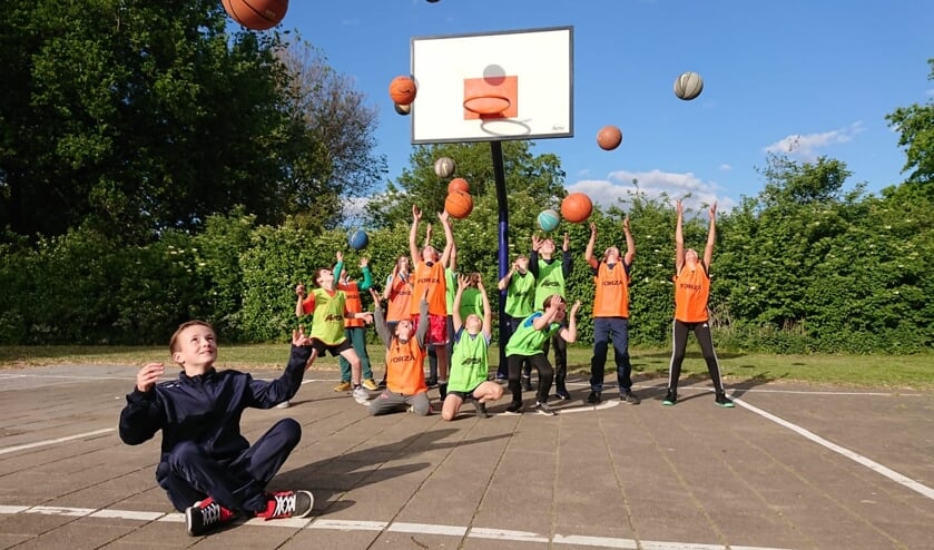 Groepsfoto U12 na de eerste buitentraining van het seizoen.