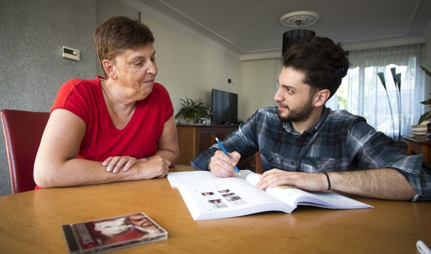 Marion Sanders met een statushouder uit Syrie.