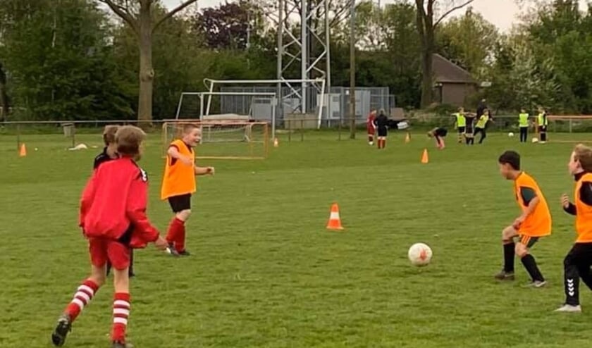 <p>Jeugd weer aan het sporten bij Unitas'28.</p>