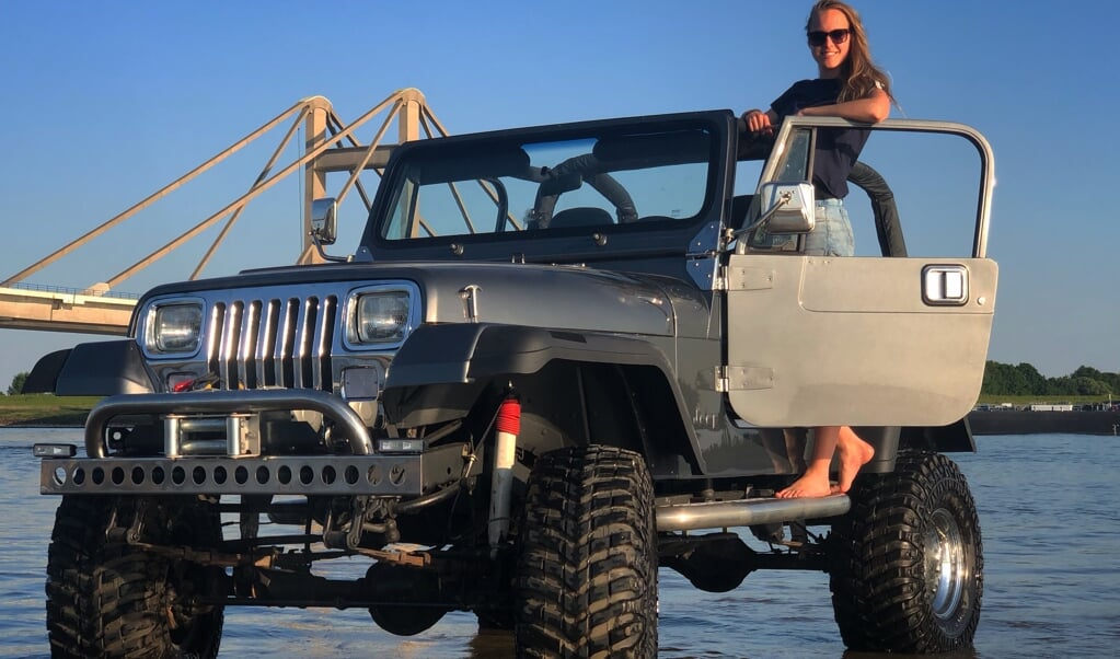 Kimberly Vink met haar Jeep Wrangler.