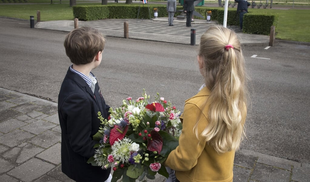 Aangepaste 4 mei-herdenking in Beuningen. Kransen worden gelegd door burgemeester Bergman, vertegenwoordigers van het Veteranenplatform en twee schoolkinderen. 