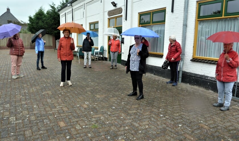 De regen weerhield de deelnemers er niet van om een wandeling te maken.