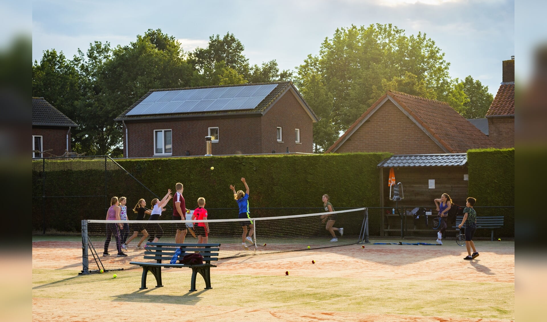 Tennissende jeugd in Alphen.