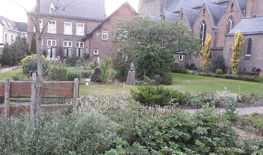 Blik op de kerk, vanuit de pastorietuin.
