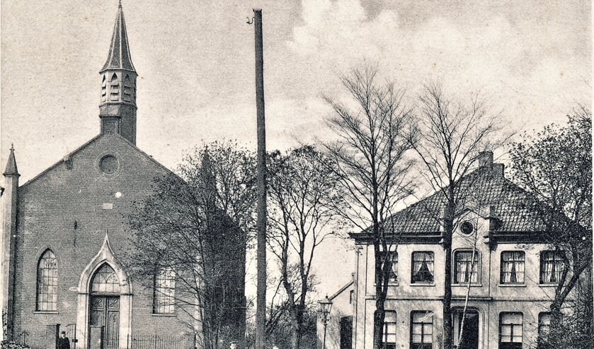 De Protestantse Kerk en Pastorie plm. 1915.
