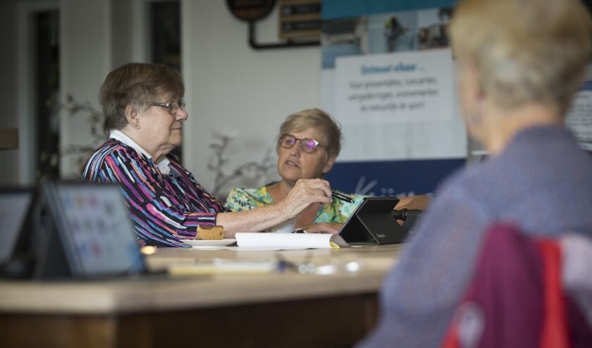 Ouderen krijgen uitleg over de seniorentablet.