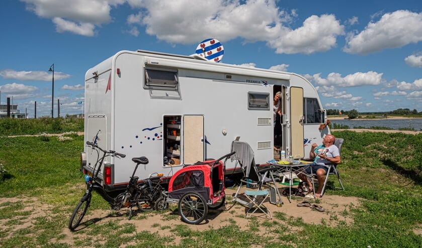 Friese kampeerders genieten van het uitzicht.