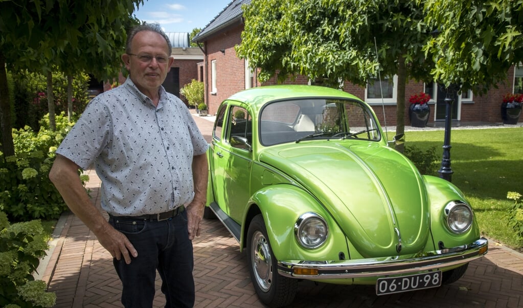 Jo van As met zijn Volkswagen Kever uit 1974.