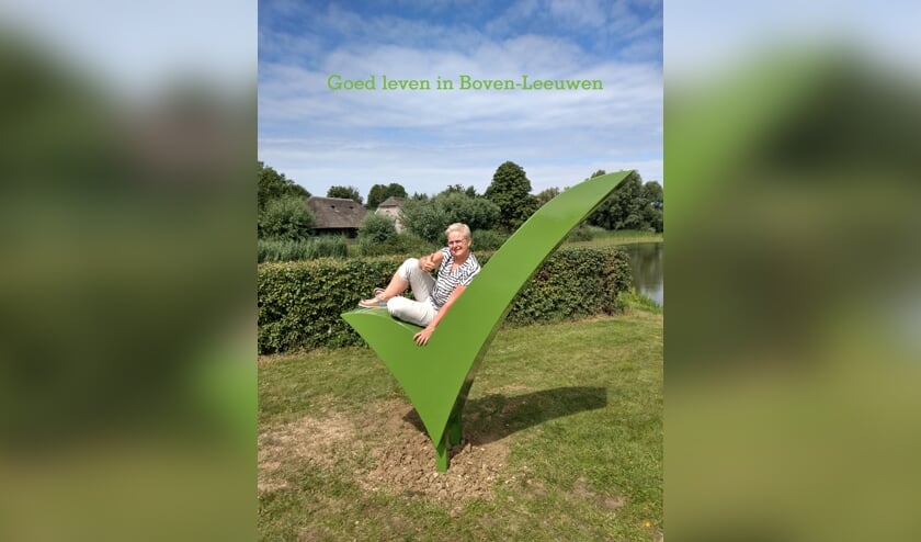 Voorzitster Monique van der Donk poseert bij het nieuwe icoon.