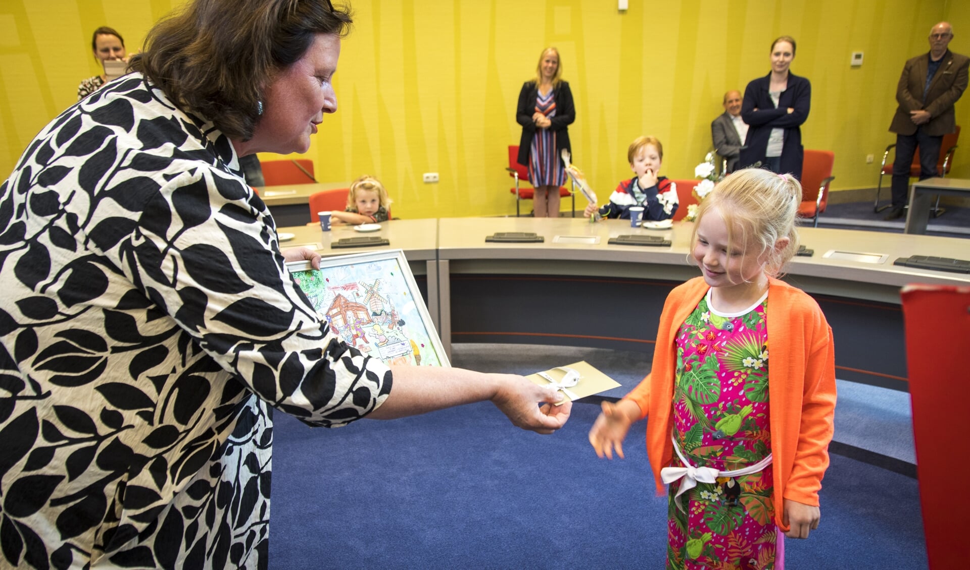 Burgemeester Daphne Bergman reikt de eerste prijs uit aan Nora.