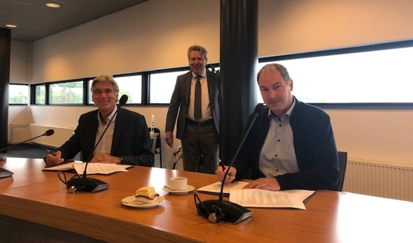 Het contract is getekend door wethouder Brink en de heer Exner jr. onder toezicht oog van de heer Exner sr. De oprichter van de zaak in 1989
