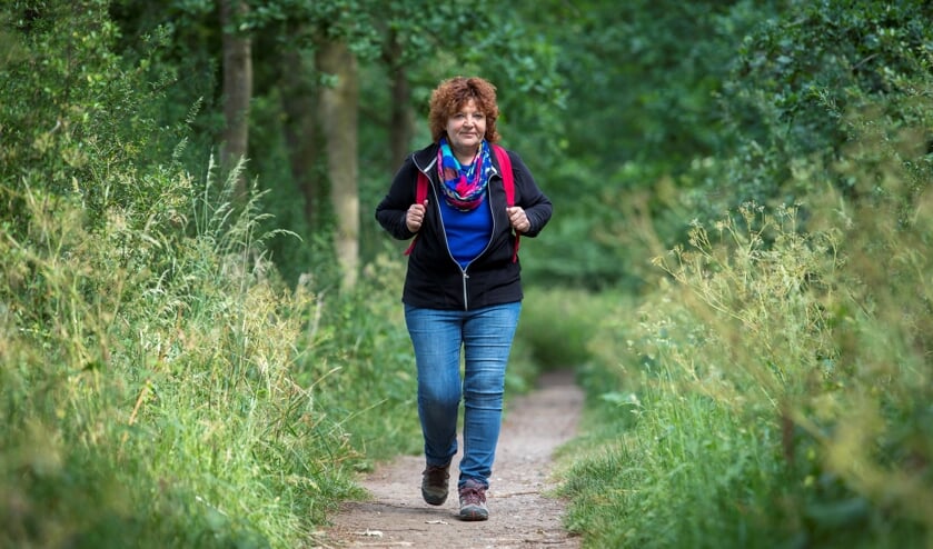 Annelies van Hulst wandelend op het Doddendaelpad.