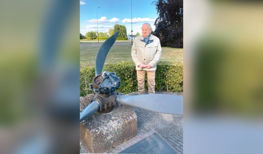 Gerrit Heinen bij het monument in Beuningen.