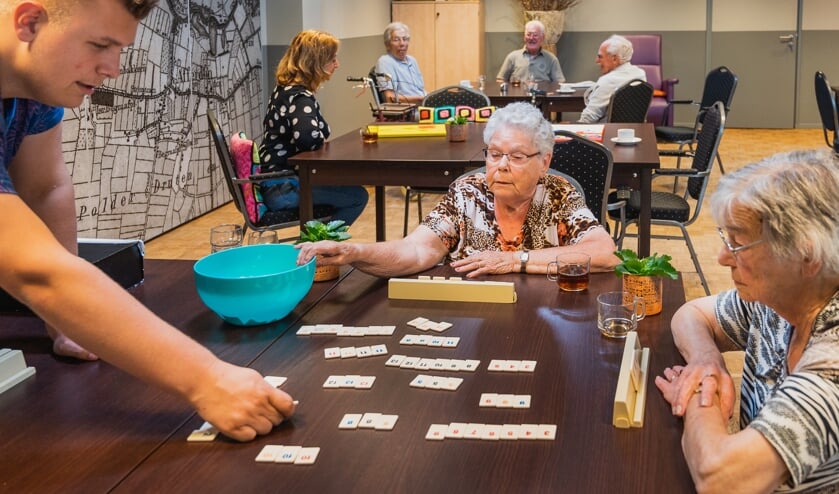 <p>Ouderen spelen een spelletje Rummikub.</p>
