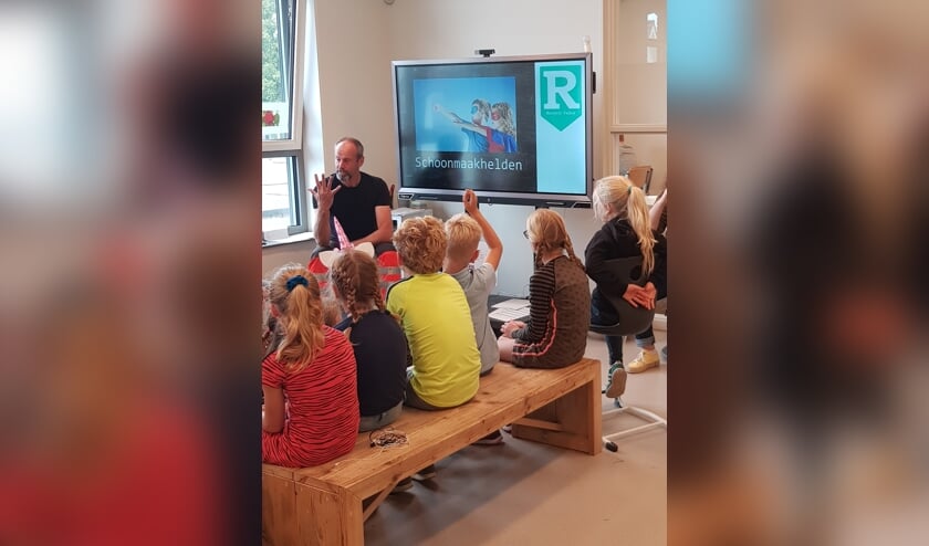 <p>Arnout Schaap van Recycle Valley tijdens een gastles.</p>