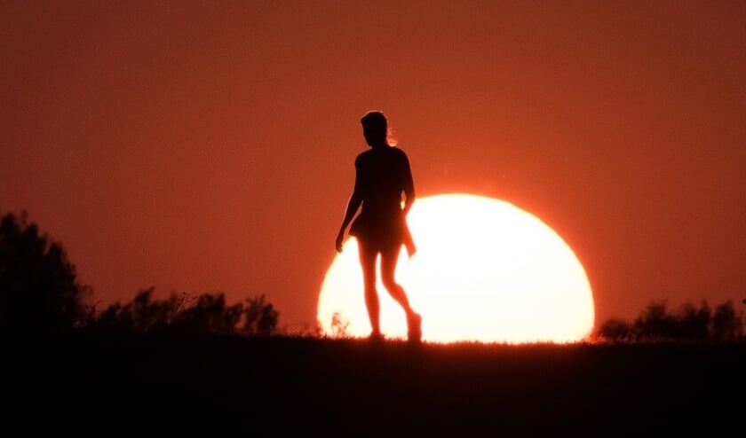 <p>Zonsondergang op de dijk in Weurt.</p>