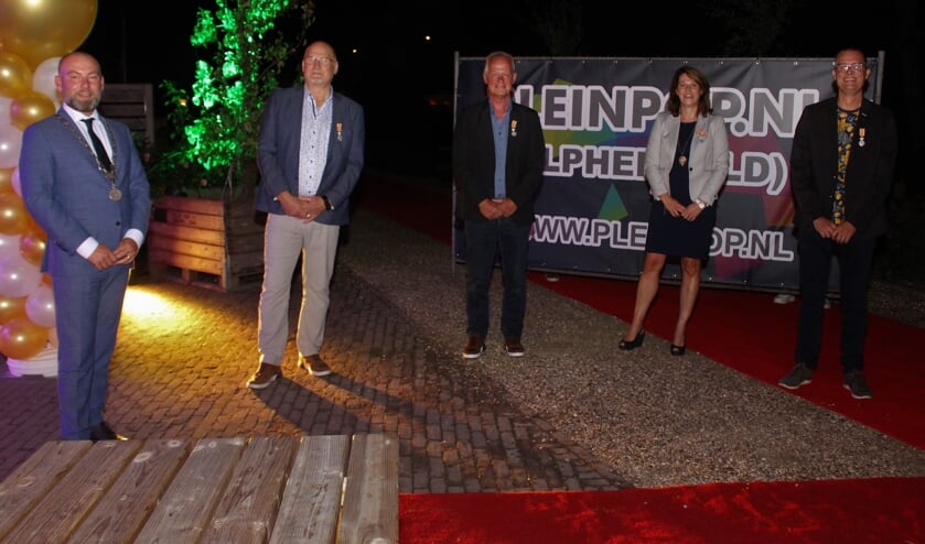 <p>De vier onderscheiden bestuursleden met burgemeester Vincent van Neerbos.</p>