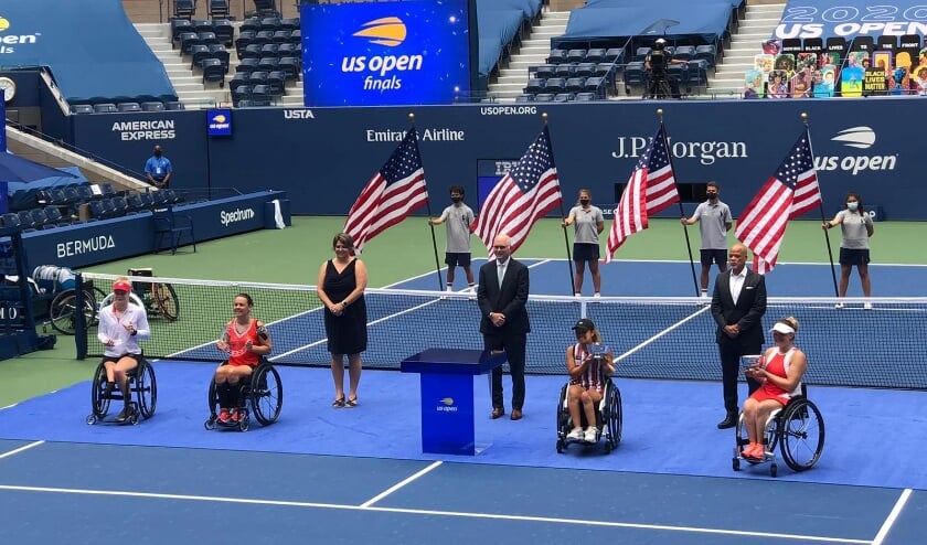 Prijsuitreiking na de dubbelfinale. V.l.n.r.: Diede de Groot, Marjolein Buis, Yui Kamiji en Jordanne Whiley.