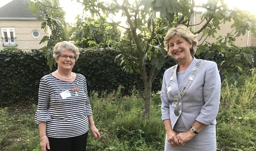 Jessie Reulen en burgemeester Corry van Rhee-Oud Ammersveld.