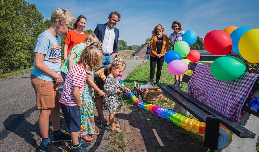 <p>De onthulling van het herinneringsbankje voor Wim en Elly.</p>
