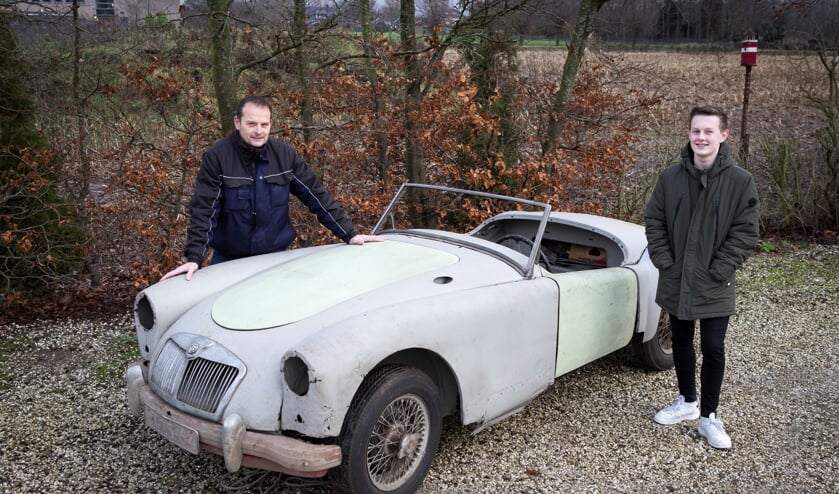 <p>André Degen jr. met zijn zoon en de MG A-type.</p>