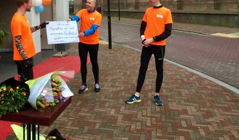 <p>De overhandiging van de cheque na het lopen van de marathon.</p>