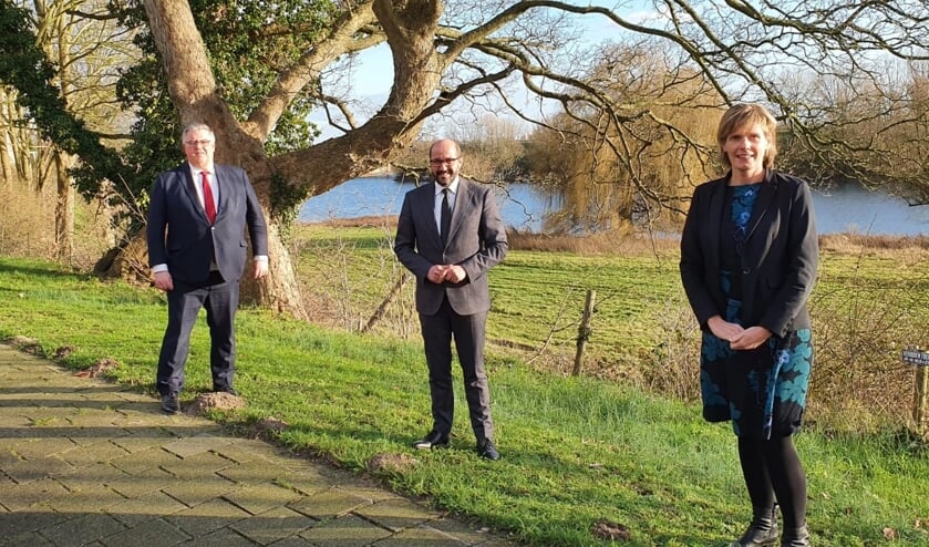 <p>Van links naar rechts: Lucien van Riswijk, Hubert Bruls en Ahmed Marcouch. Foto: Groene Metropoolregio Arnhem-Nijmegen</p>