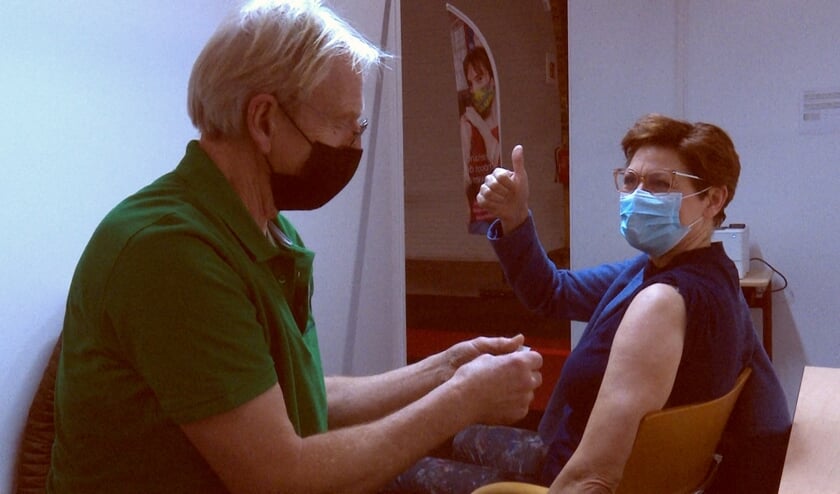 <p>Verpleegkundige Wilma krijgt coronavaccin.</p>