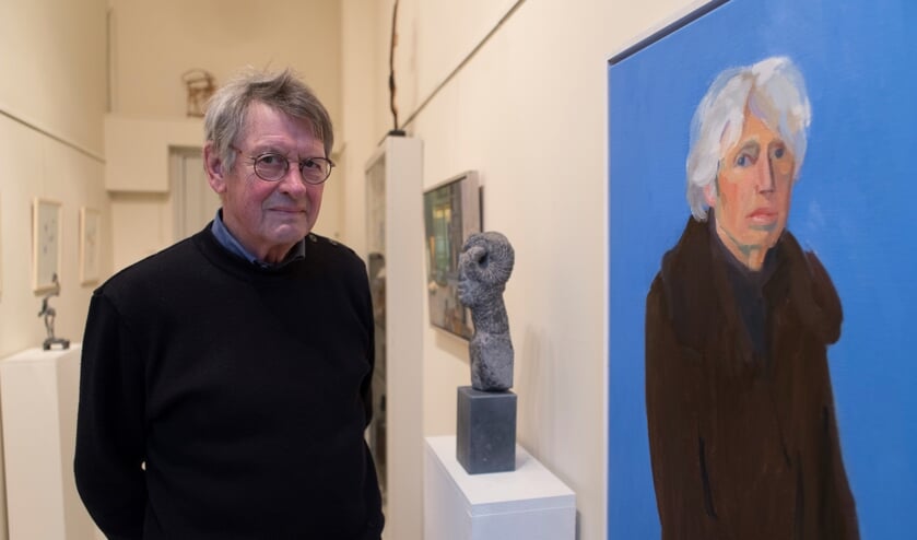 Ad Merx bij een recent portret van Marion.