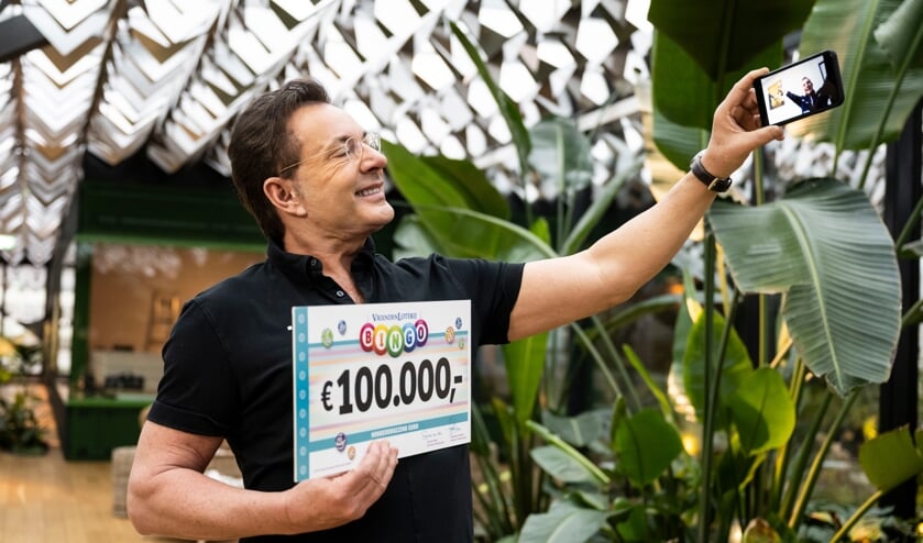 VriendenLoterij-ambassadeur Gerard Joling verrast Wesley uit Beuningen middels een videogesprek met 100.000 euro.