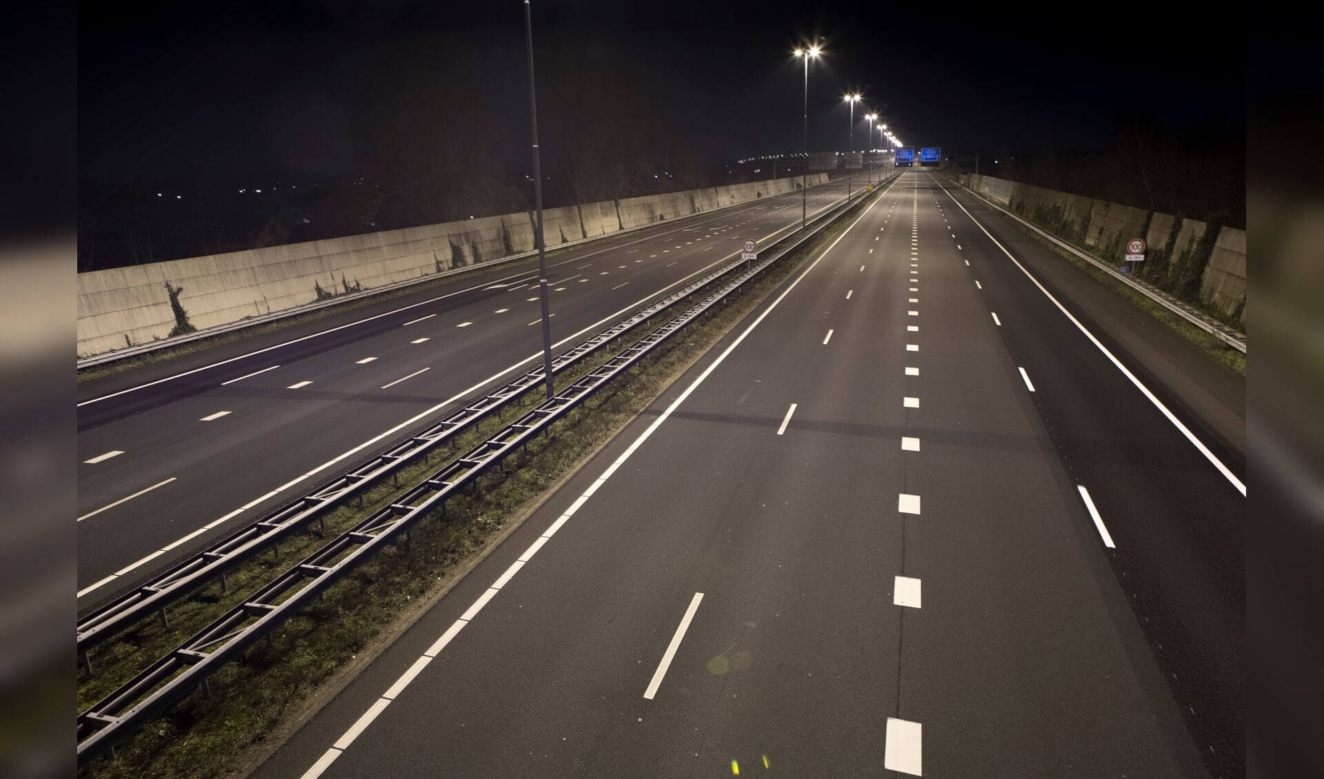 Snelweg A50 bij Ewijk tijdens de avondklok. 