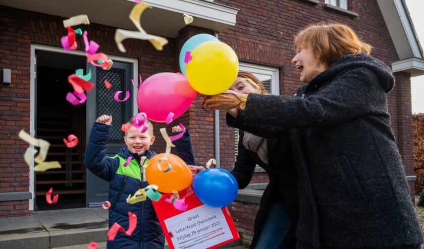 <p>Jur kreeg deze week aan de deur zijn letterdiploma uitgereikt.</p>