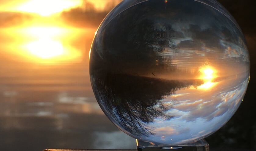 <p>Wendy Kroes fotografeerde De Uivermeertjes in Deest tijdens de zonsopgang. Ze gebruikte hiervoor een lensbal.</p>