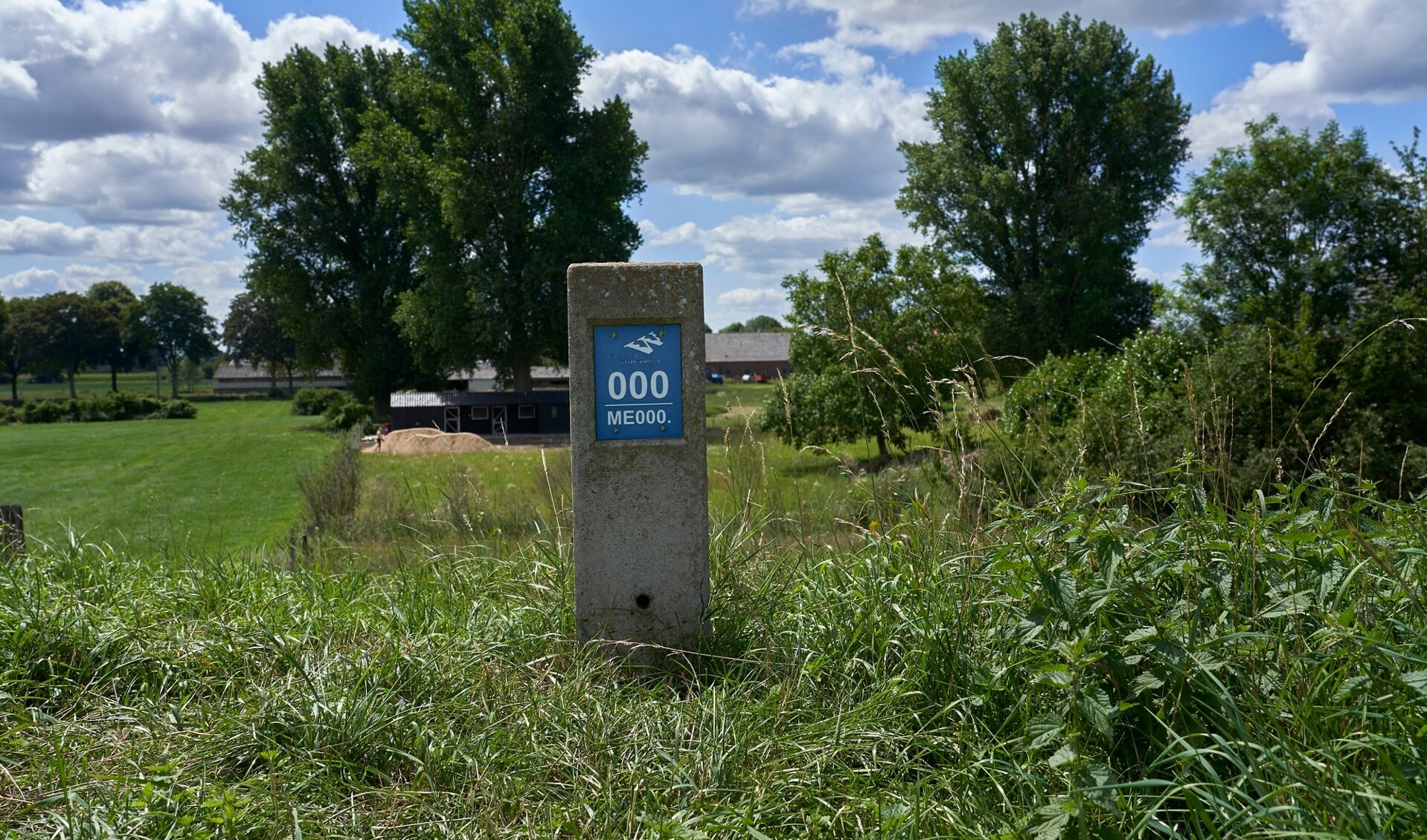 De eerste dijkpaal op de Rijndijk aan de grens met Duitsland.