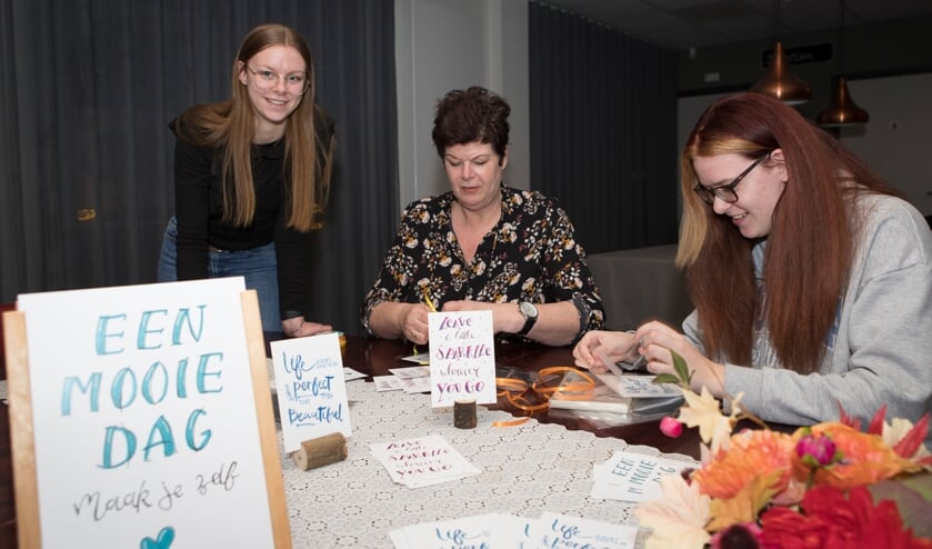 <p>Dochter Kyra, zus Ellen en nicht Safron maken de bestelling verzendklaar van de kaarten van 'Made by Nens'. </p>