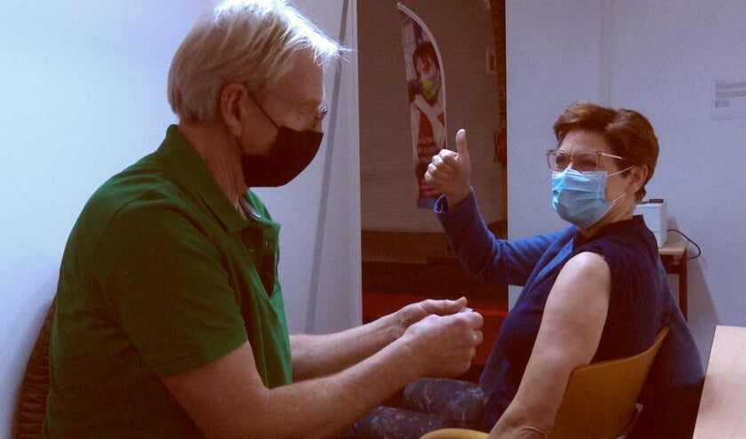 <p>Verpleegkundige Wilma krijgt coronavaccin.</p>