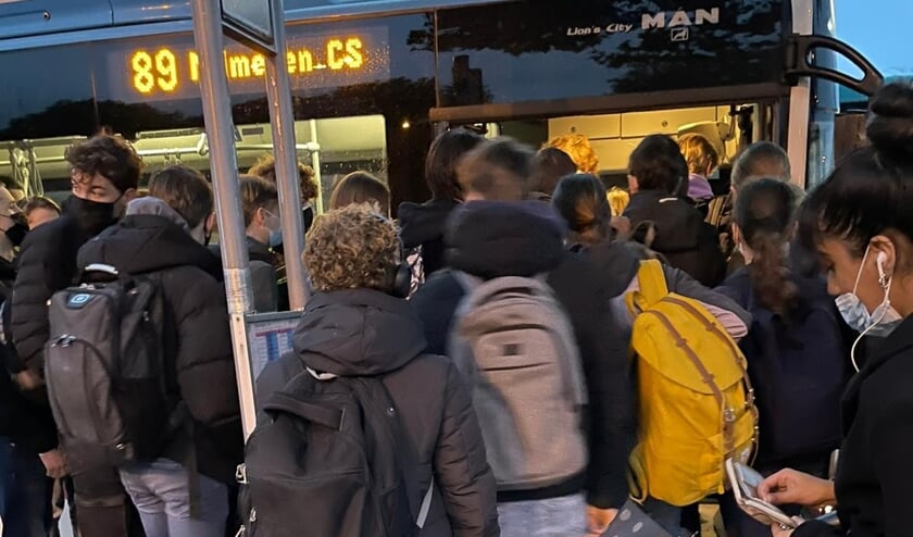 <p>Overvolle bussen van Druten naar Nijmegen in de spits</p>