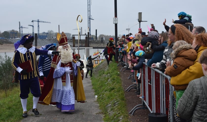<p>Sinterklaas komt aan op de Veerdam in Druten.</p>