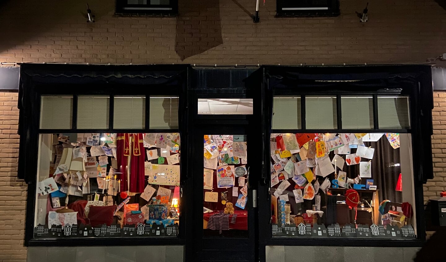 Tekeningen voor het raam van de werkkamer van Sinterklaas in Ewijk