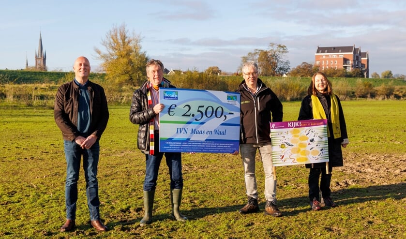 Bert van Haaften, voorzitter IVN Maas en Waal, ontvangt de cheque uit handen van Bert Vos en Michael Story van Rotaryclub Maas en Waal.