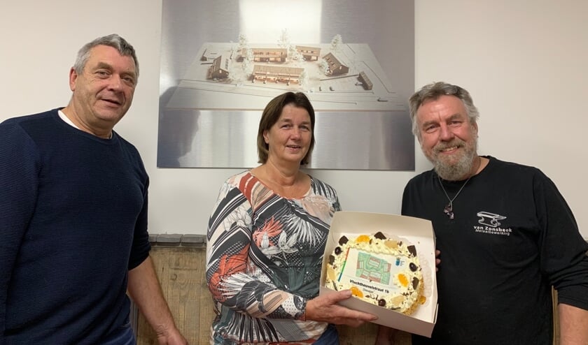Wethouder René Cruijsen en mevrouw en meneer Van Zonsbeek.