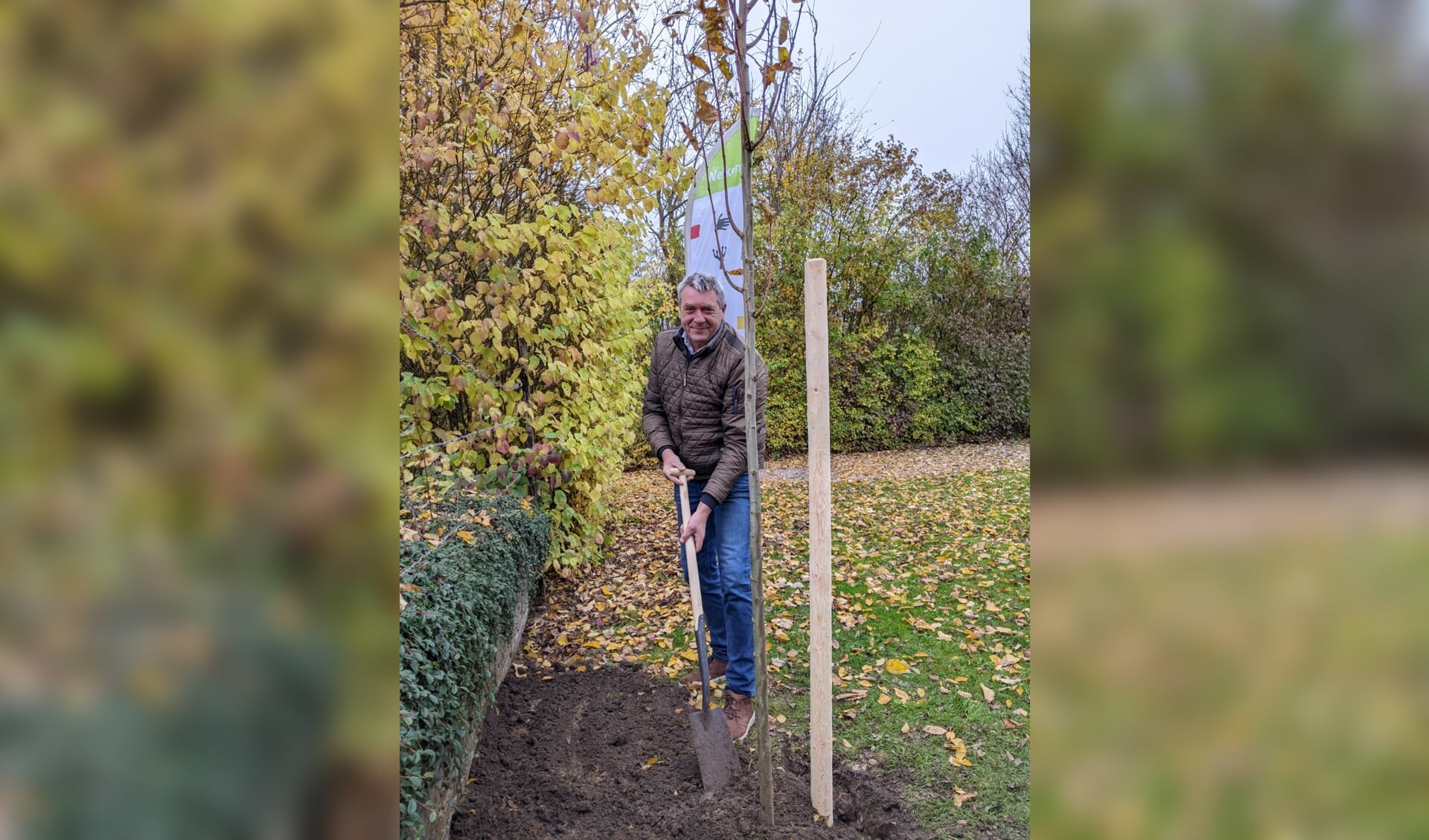 Wethouder René Cruijsen plant de eerste boom