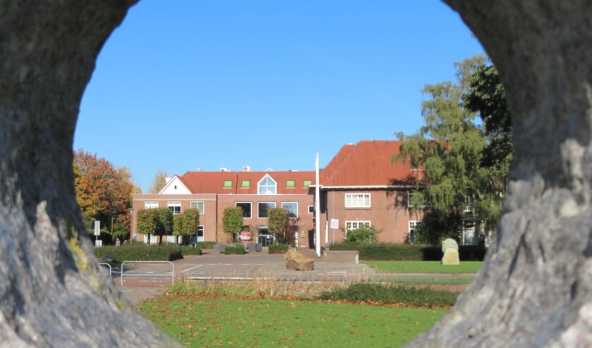 <p>Door het kunstwerk richting gemeentehuis van Beuningen kijkend.</p>