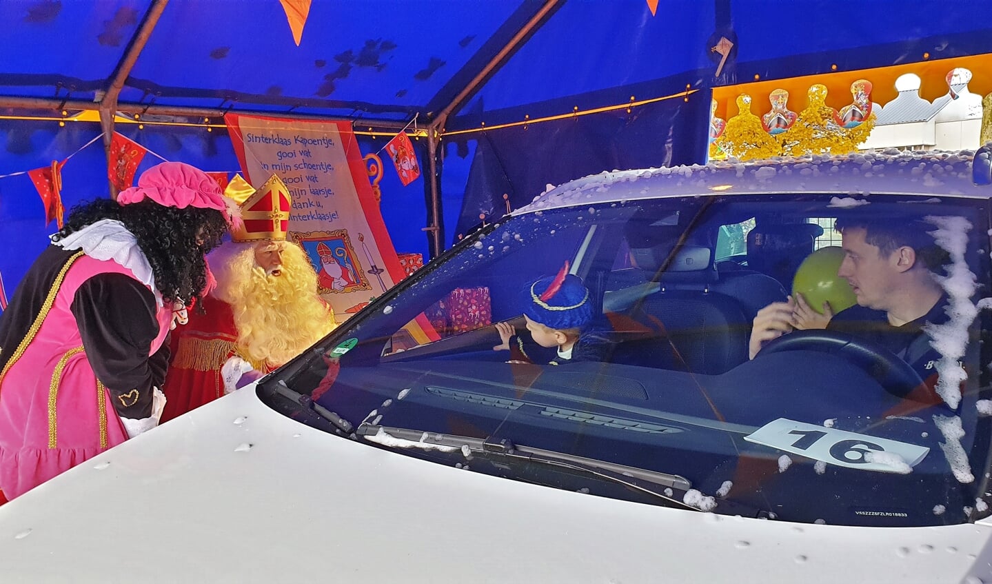 Drive thru van Sinterklaas in Maasbommel