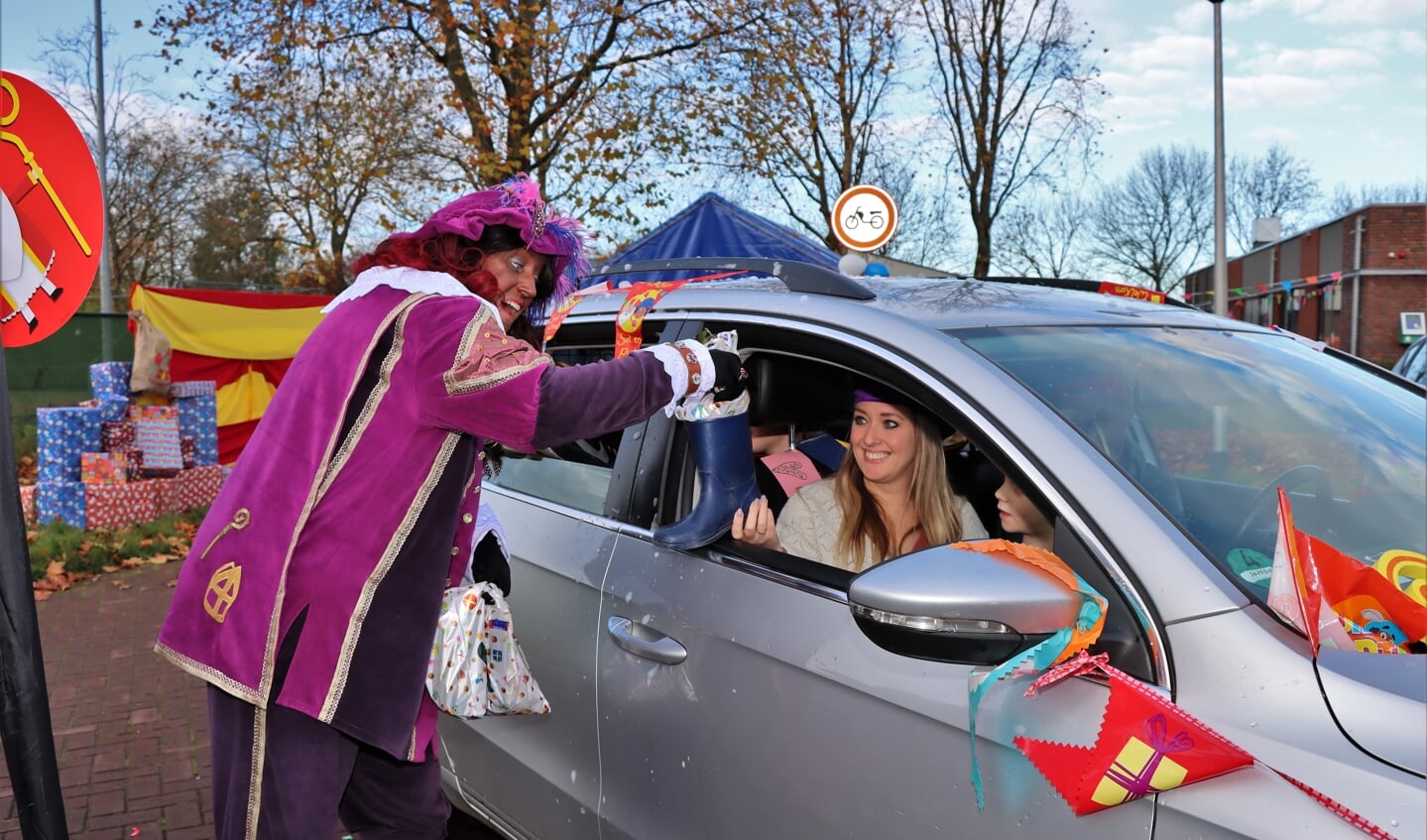 Drive thru van Sinterklaas in Maasbommel