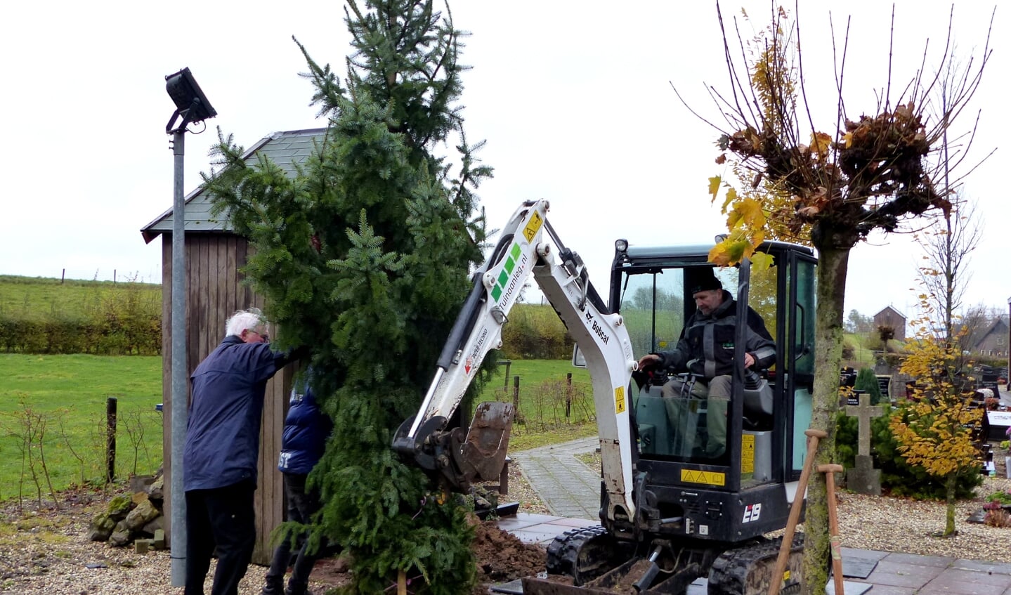 De wens- en gedichtenboom wordt geplaatst bij de Andreaskerk in Weurt.