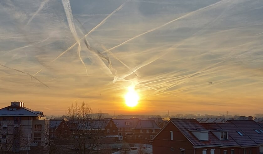 <p>Vliegtuigstrepen boven Beuningerbeemd Beuningen</p>