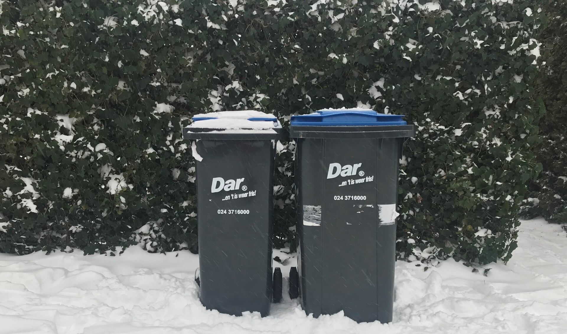 Kliko in de sneeuw, afvalcontainer winter.