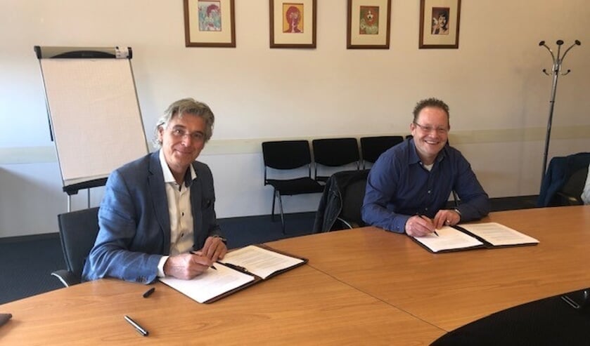 <p>Wethouder Willy Brink en Richard Krutwagen ondertekenen de koopovereenkomst</p>